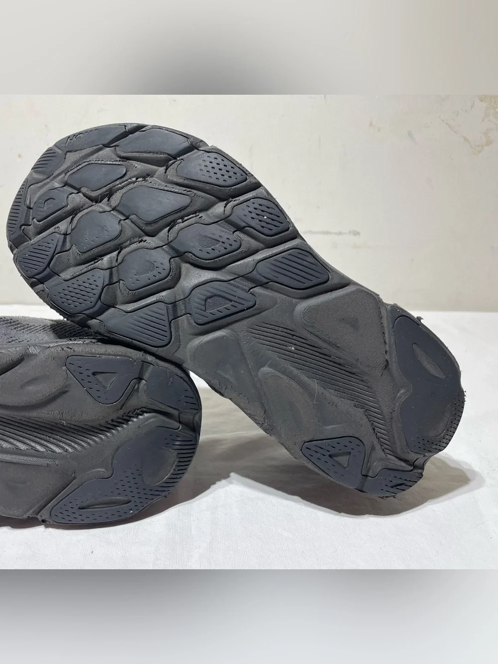 HOKA Clifton 9 Running Shoes Mens 9.5 2E Wide Triple Black 1132210 BBLC